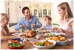 Rodzina przy stole je posiłek