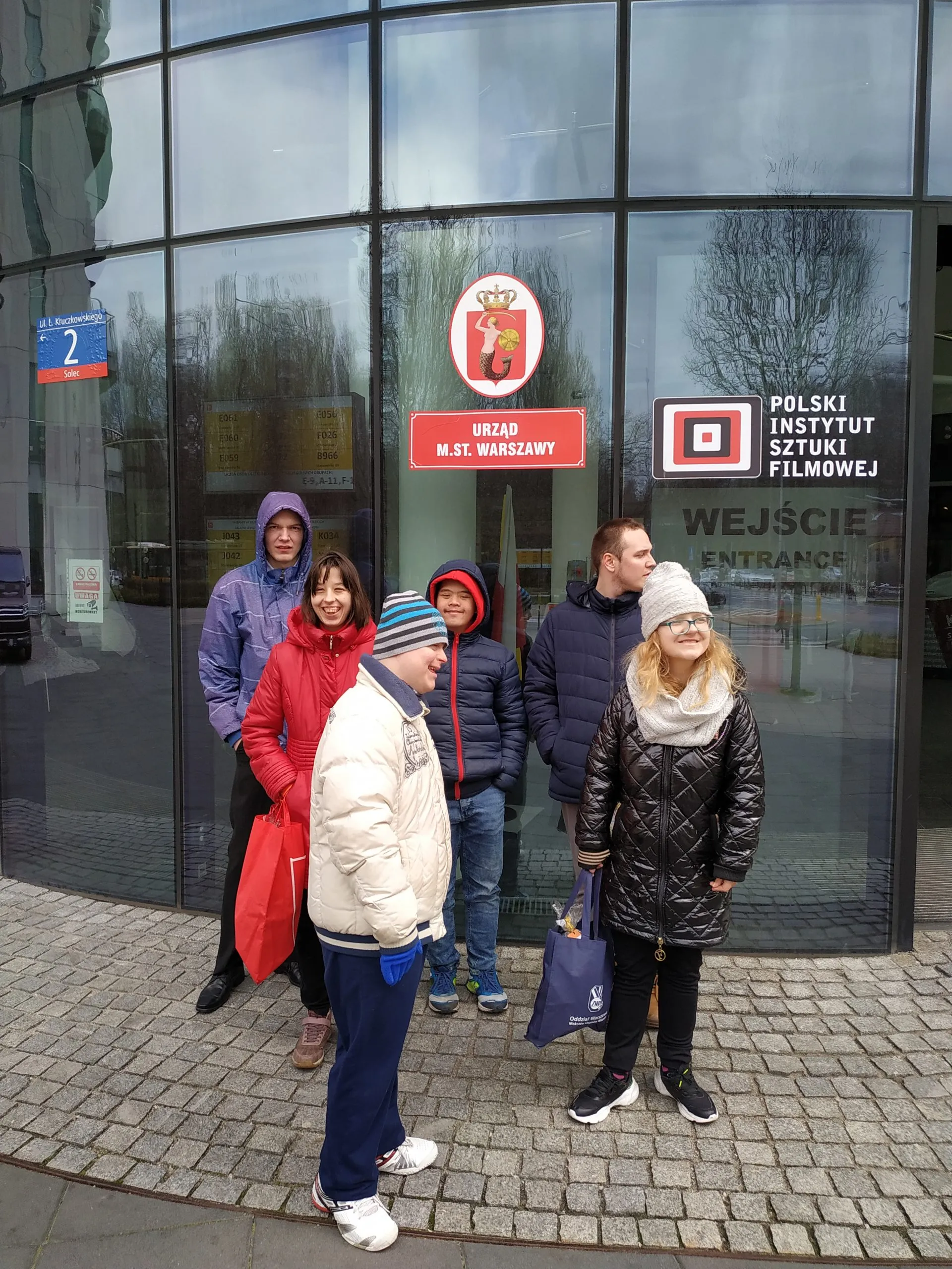 Uczniowie pod urzędem m. st. Warszawy