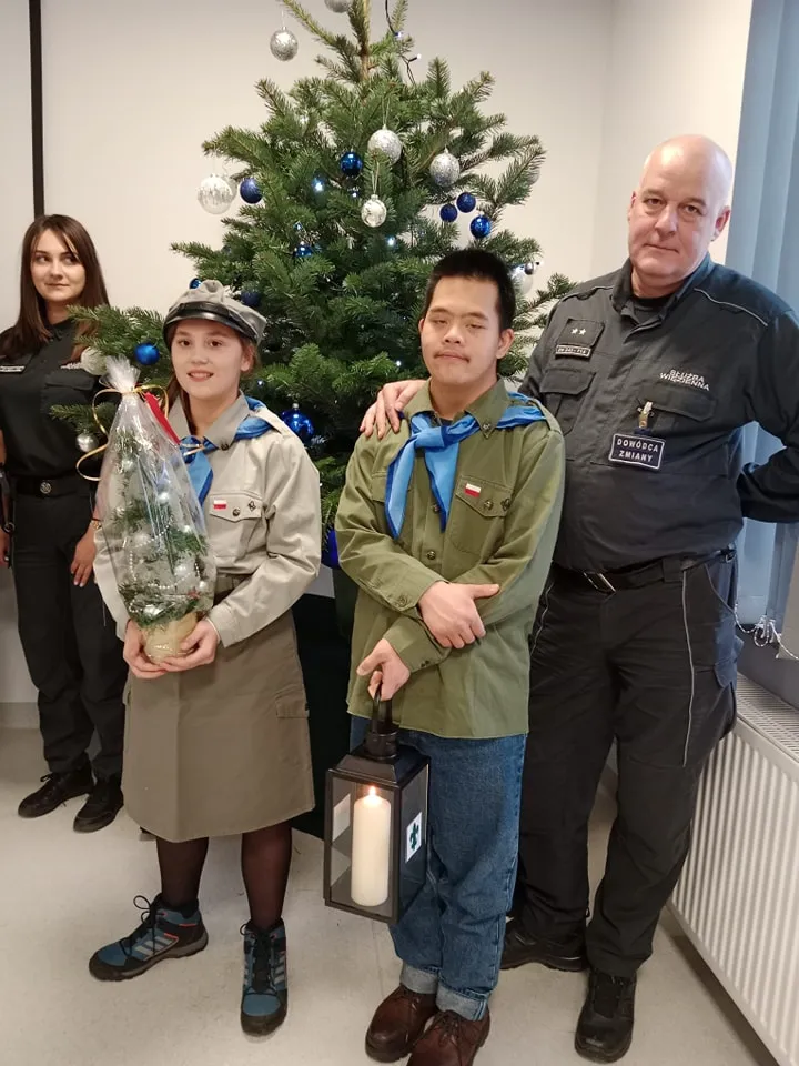 Harcerze przekazują światełko betlejemskie