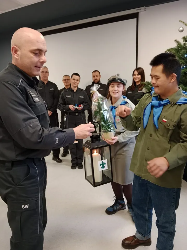 Harcerze przekazują światełko betlejemskie