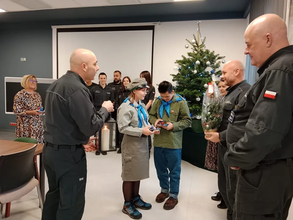 Harcerze przekazują światełko betlejemskie