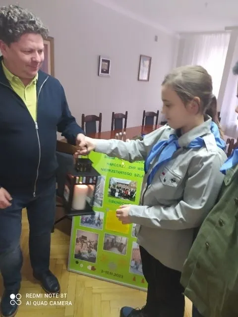 Harcerze przekazują światełko betlejemskie