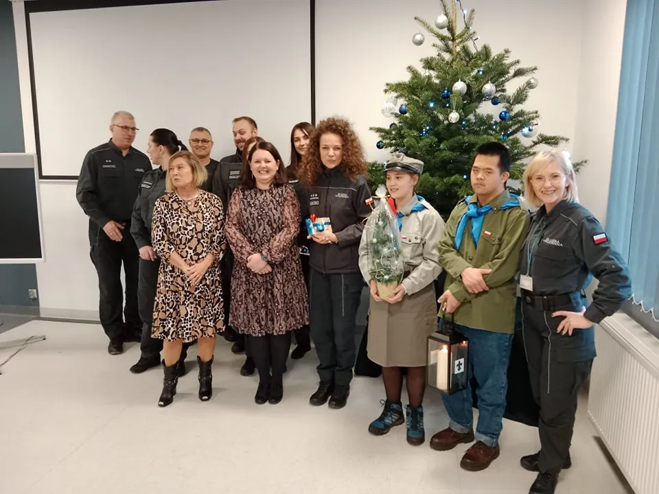 Harcerze przekazują światełko betlejemskie