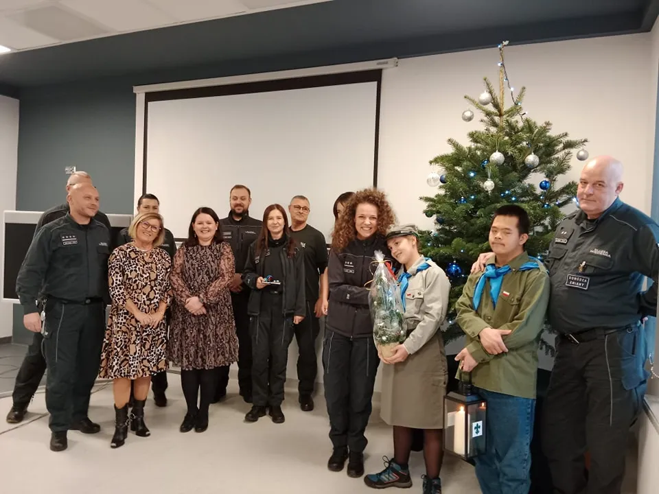 Harcerze przekazują światełko betlejemskie