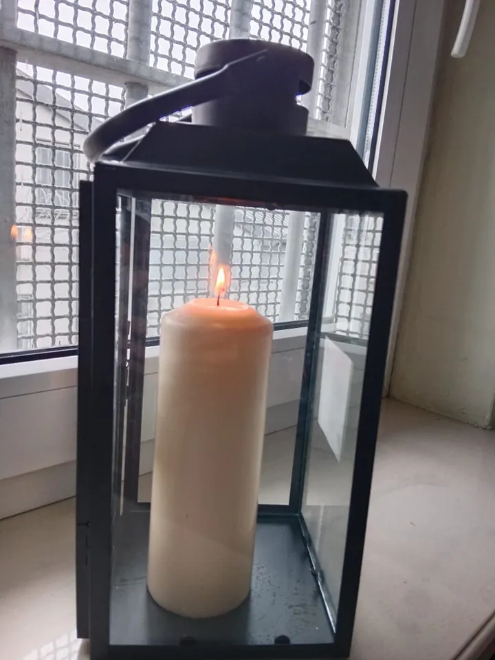 Harcerze przekazują światełko betlejemskie