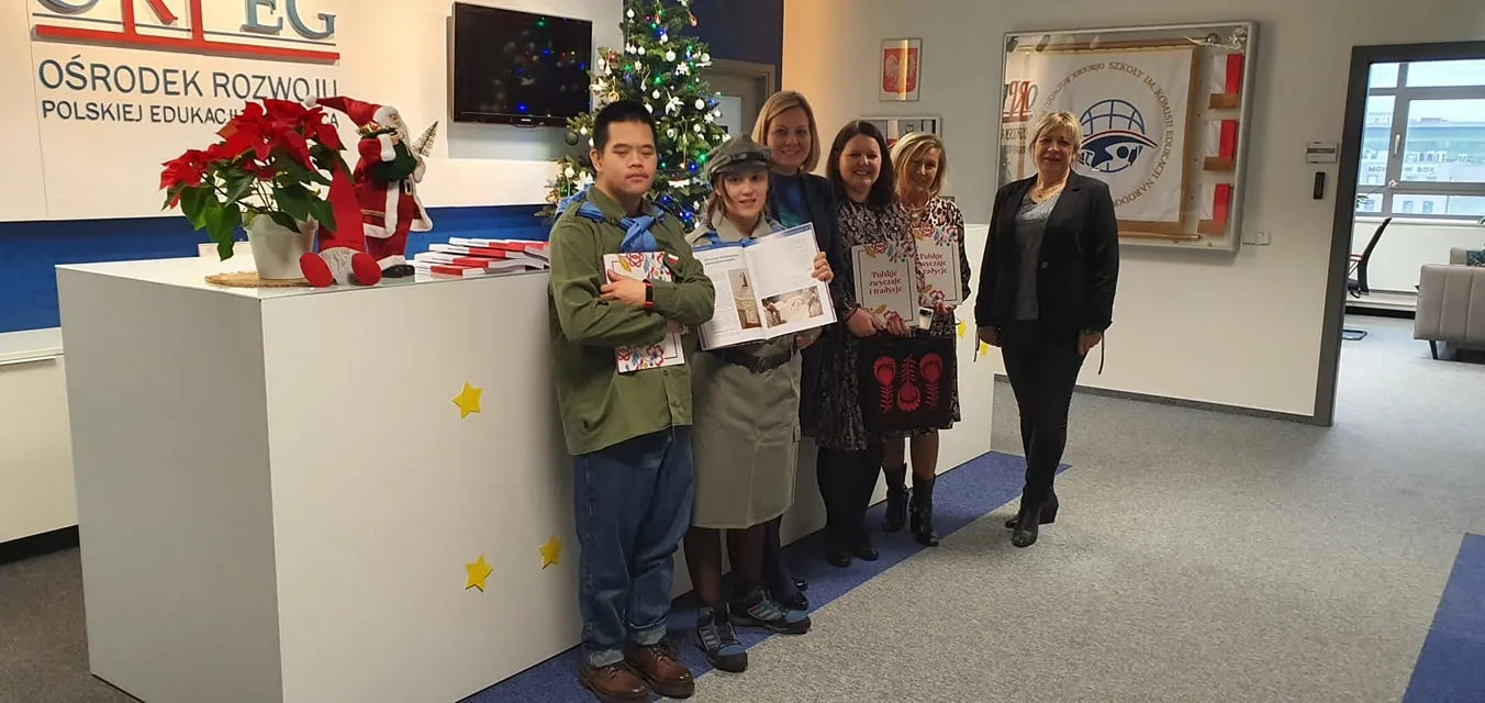 Harcerze przekazują światełko betlejemskie