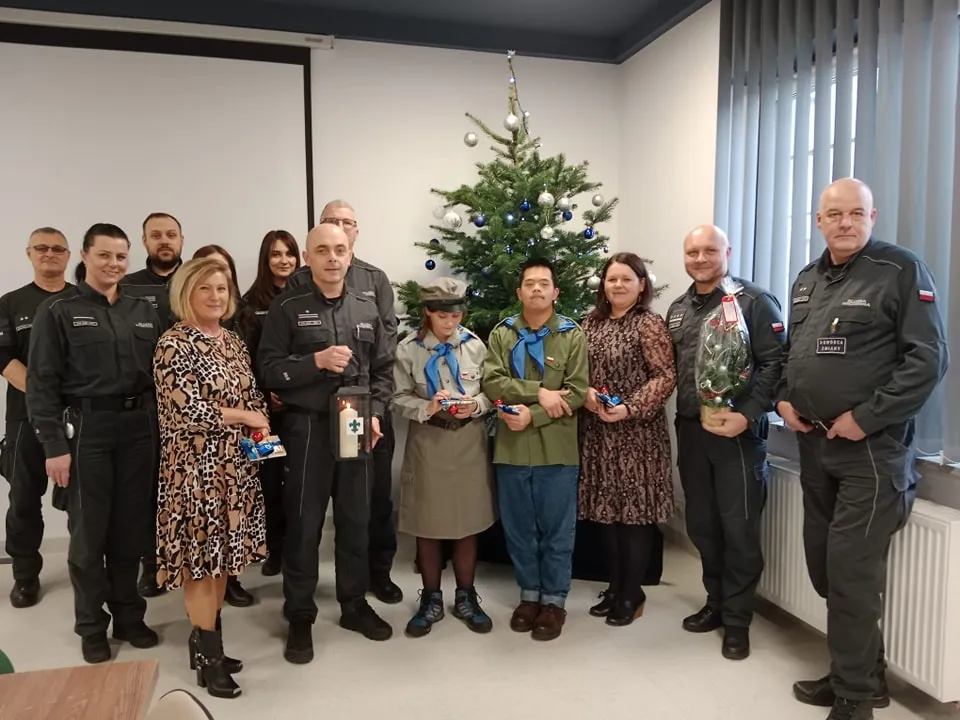 Harcerze przekazują światełko betlejemskie