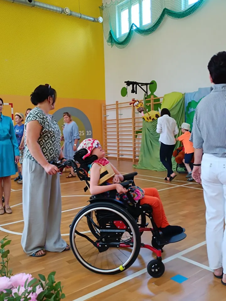 Uczniowie na zakończeniu roku szkolnego