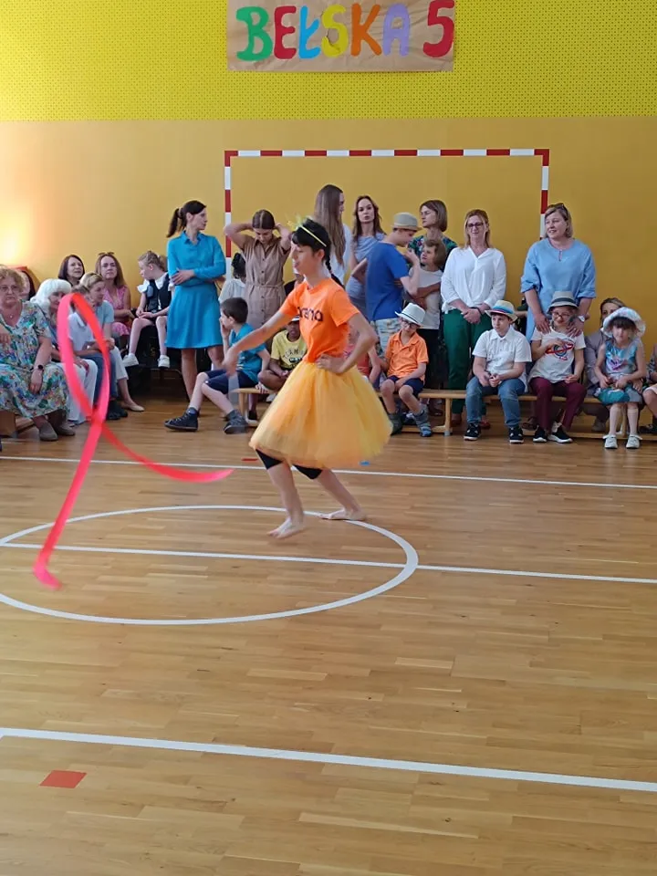 Uczniowie na zakończeniu roku szkolnego