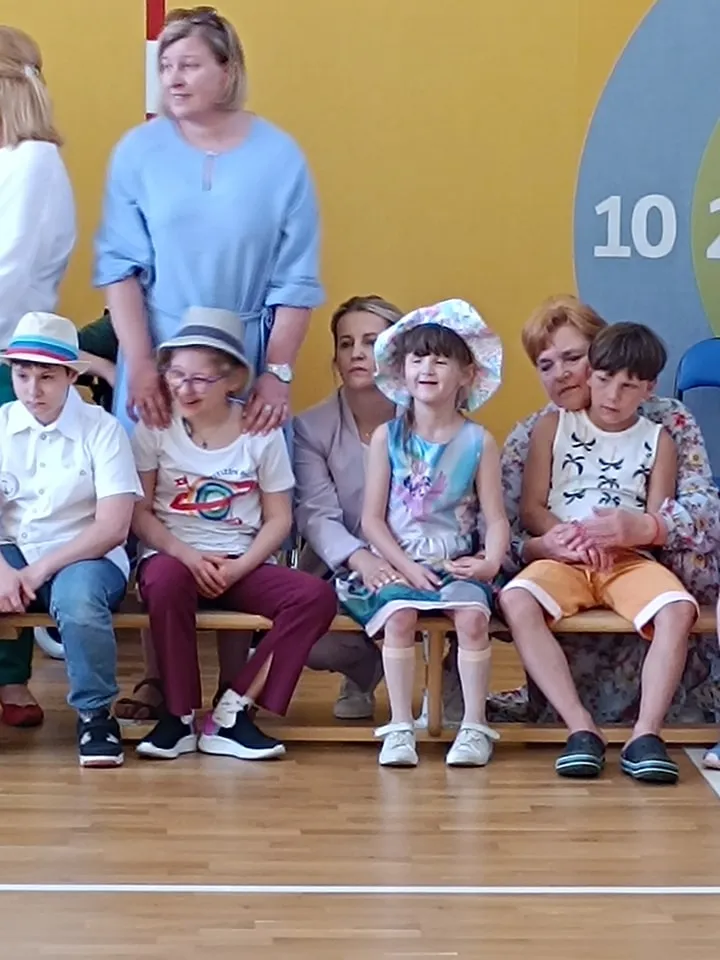 Uczniowie na zakończeniu roku szkolnego