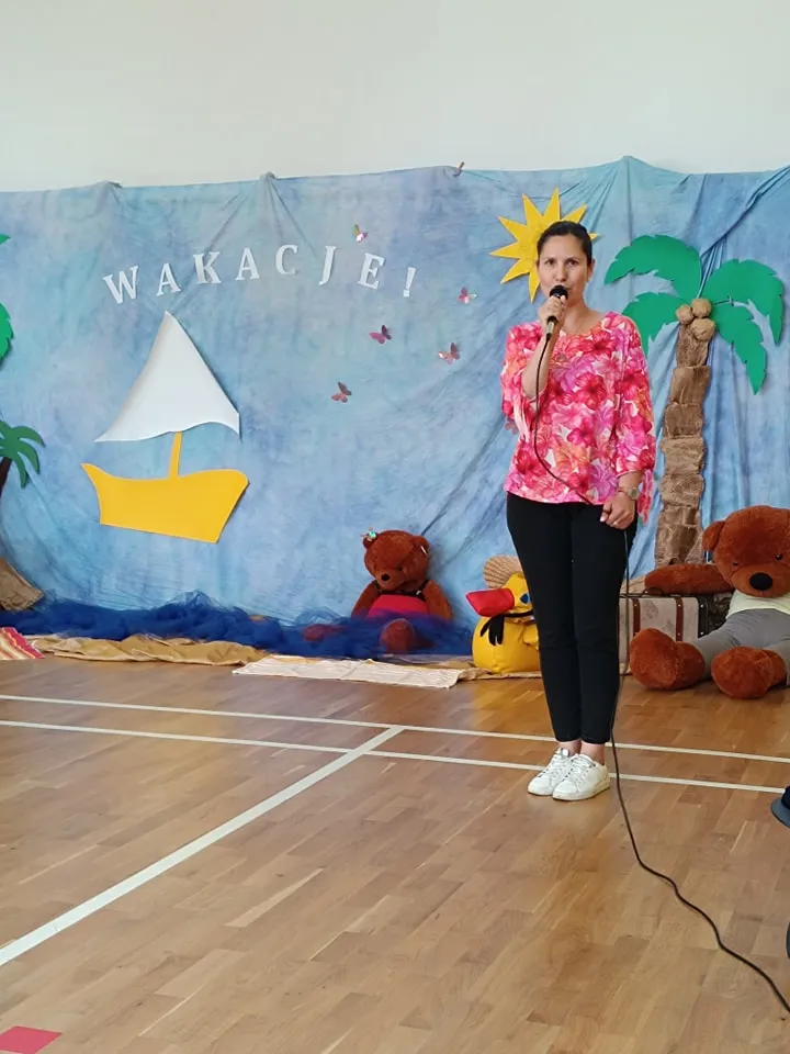 Uczniowie na zakończeniu roku szkolnego