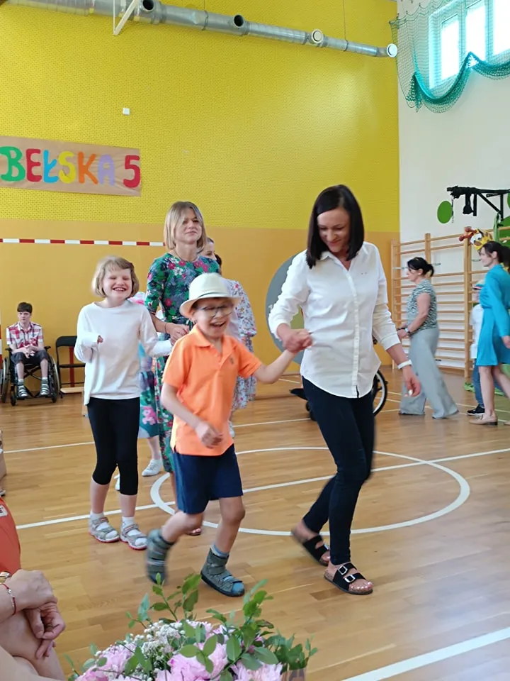 Uczniowie na zakończeniu roku szkolnego