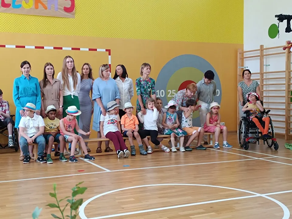 Uczniowie na zakończeniu roku szkolnego