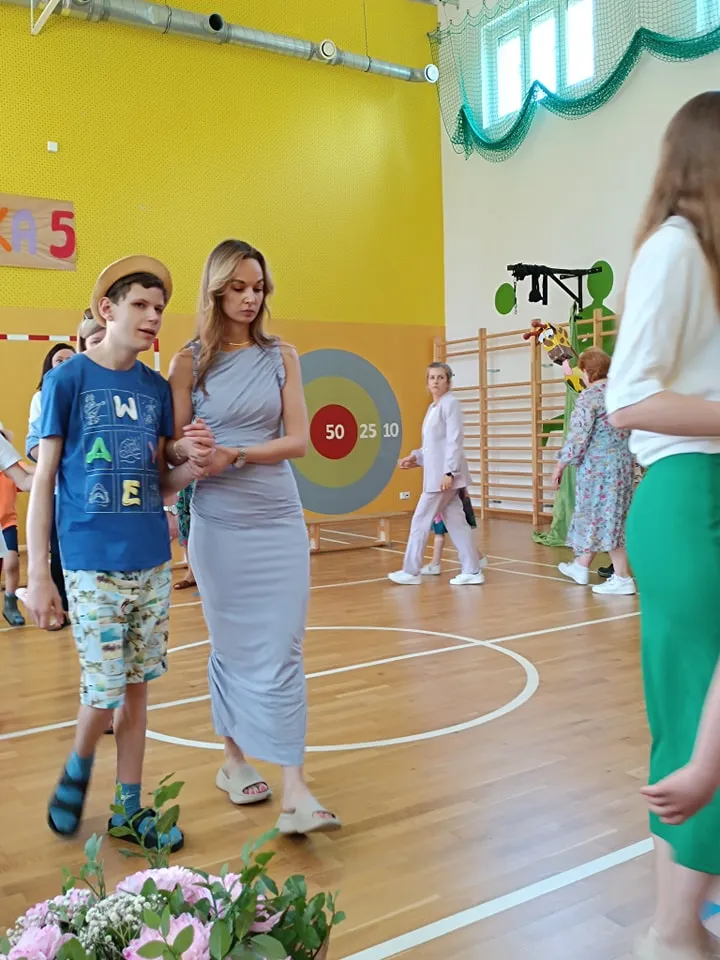 Uczniowie na zakończeniu roku szkolnego