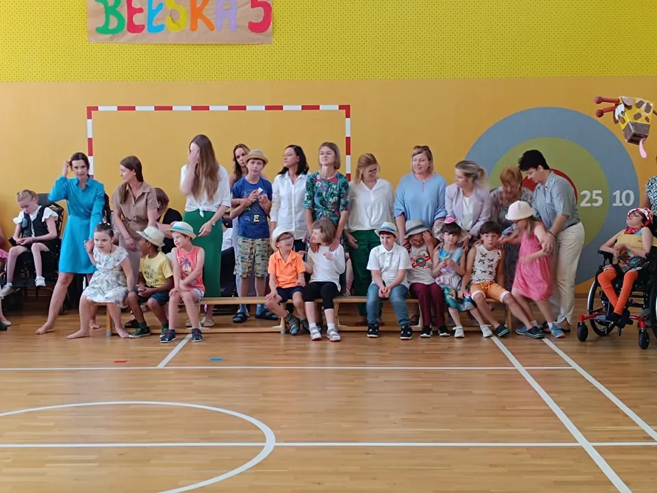 Uczniowie na zakończeniu roku szkolnego