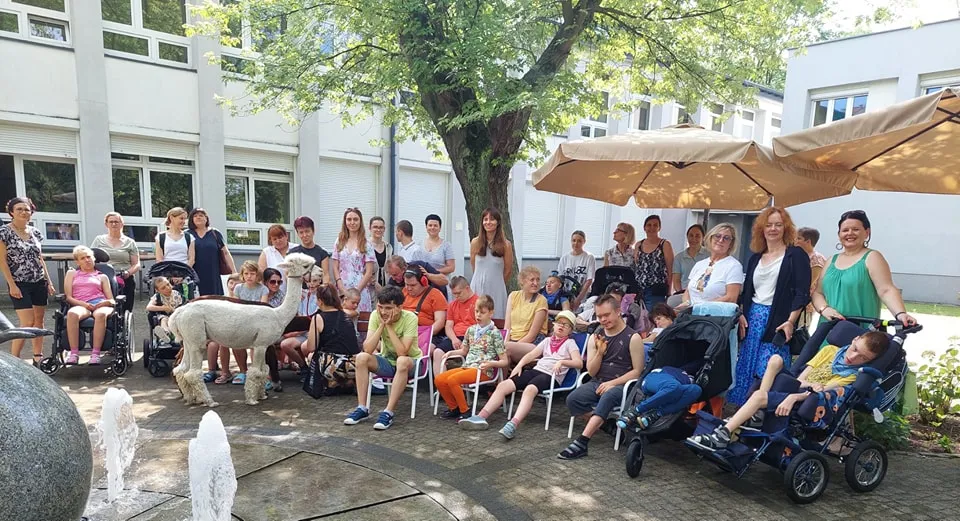 Uczniowie na uroczyste zakończenie cyklu zajęć z Alpakoterapii