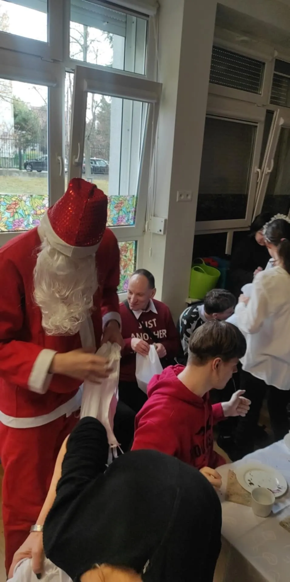 Uczniowie spotykają się z Mikołajem