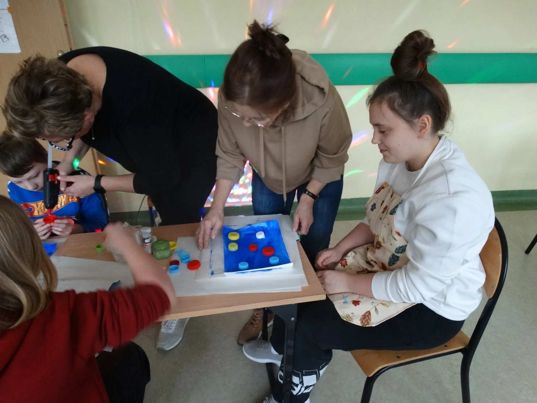 Uczniowie na zajęciach plastyczony-muzycznych