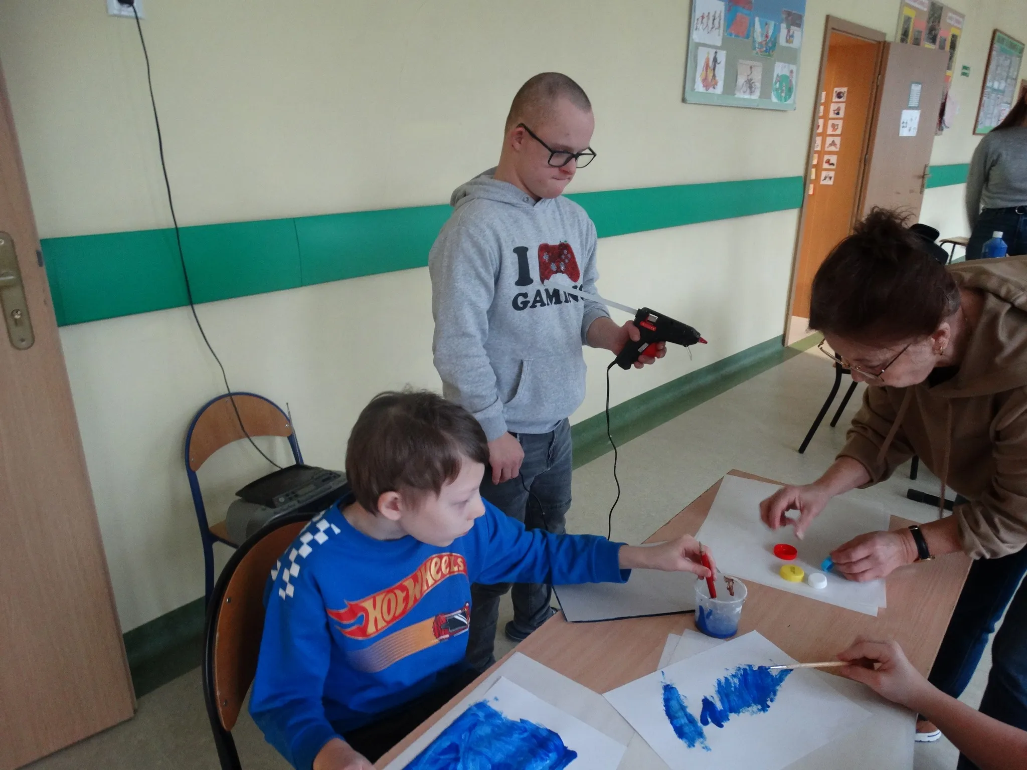 Uczniowie na zajęciach plastyczony-muzycznych