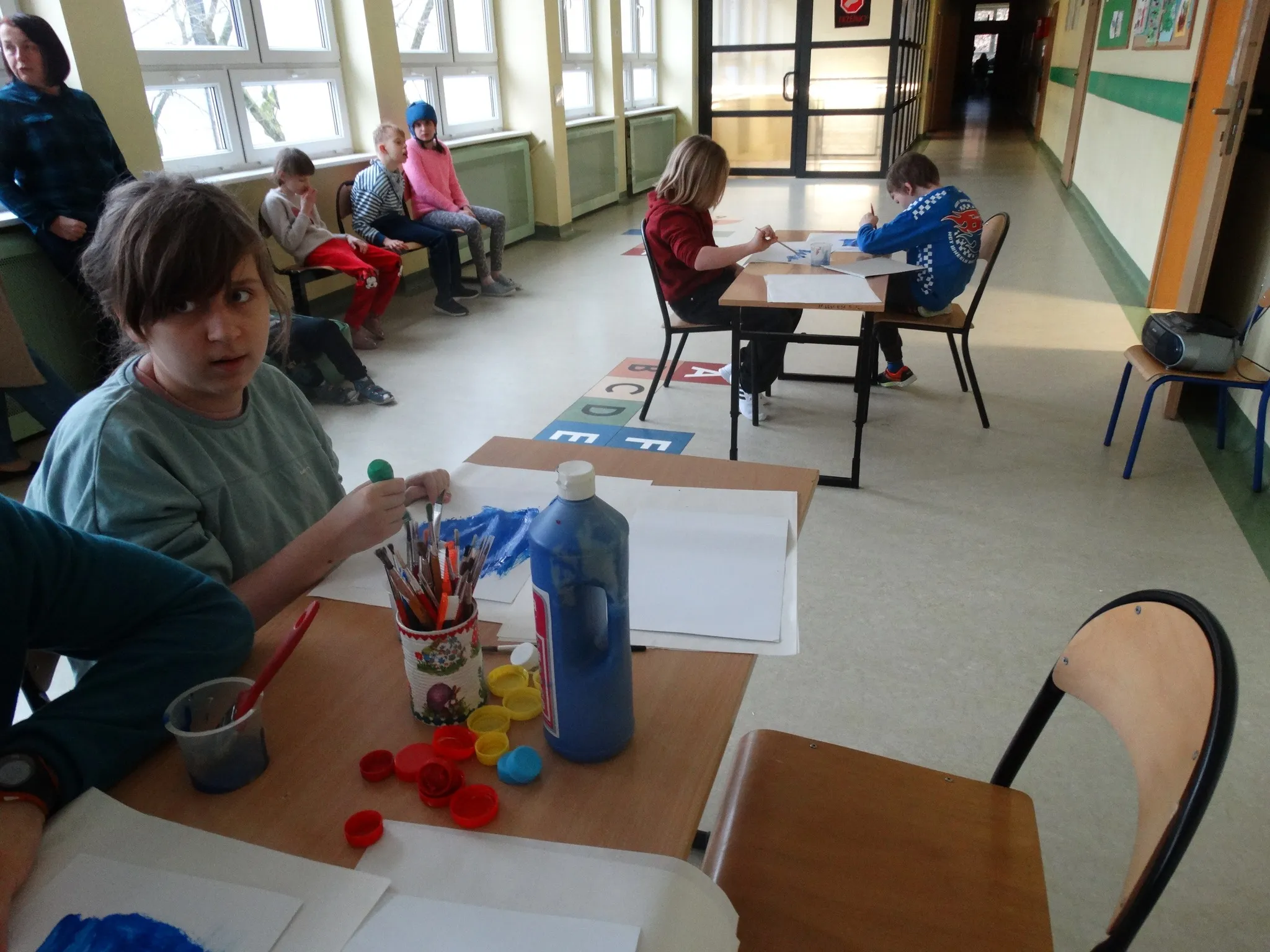 Uczniowie na zajęciach plastyczony-muzycznych