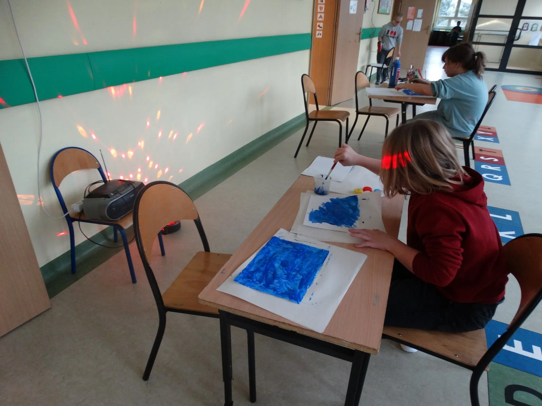 Uczniowie na zajęciach plastyczony-muzycznych