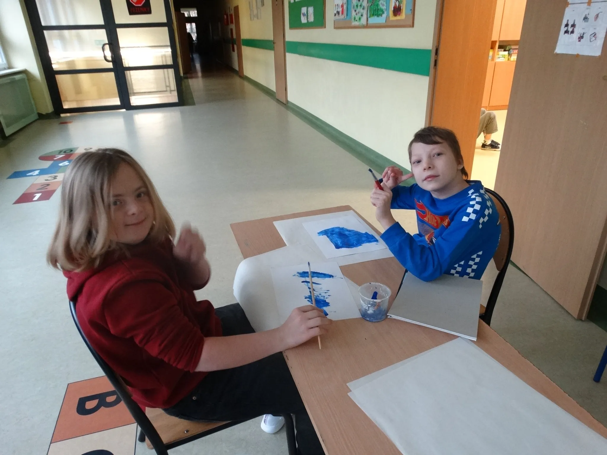 Uczniowie na zajęciach plastyczony-muzycznych