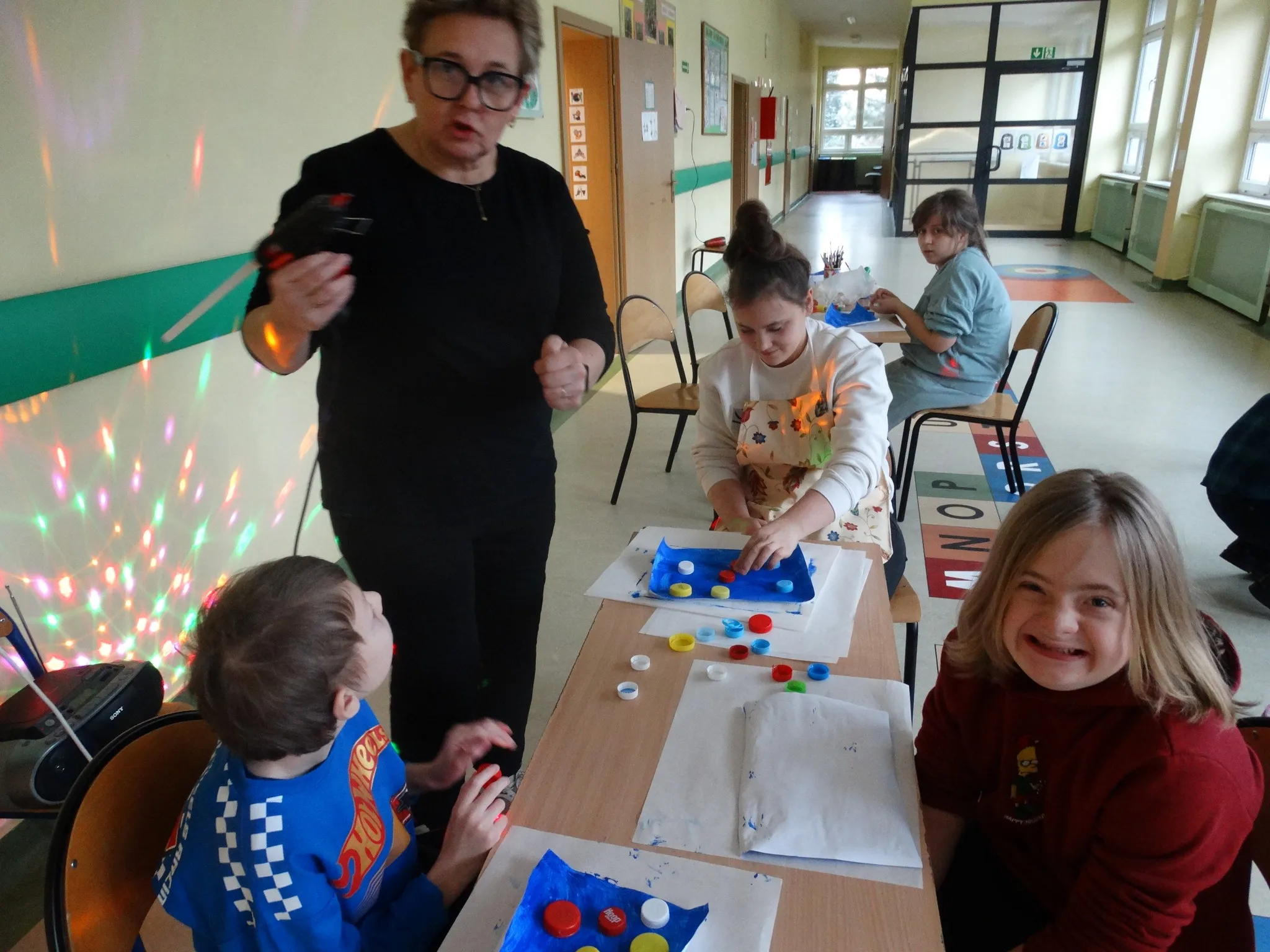 Uczniowie na zajęciach plastyczony-muzycznych