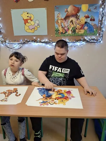 Uczniowie na zajęciach z okazji Dnia Kubusia Puchatka