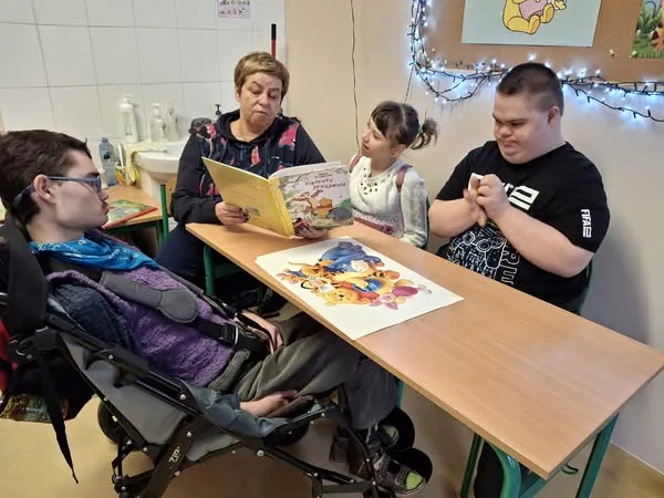 Uczniowie na zajęciach z okazji Dnia Kubusia Puchatka