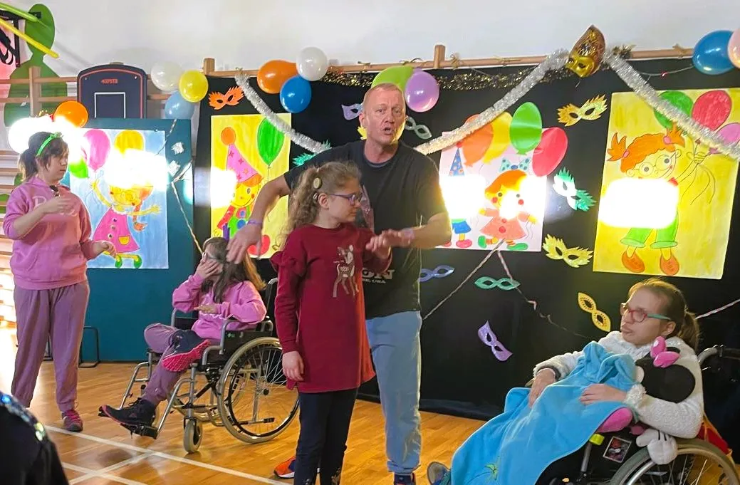 Uczniowie na balu karnawałowym