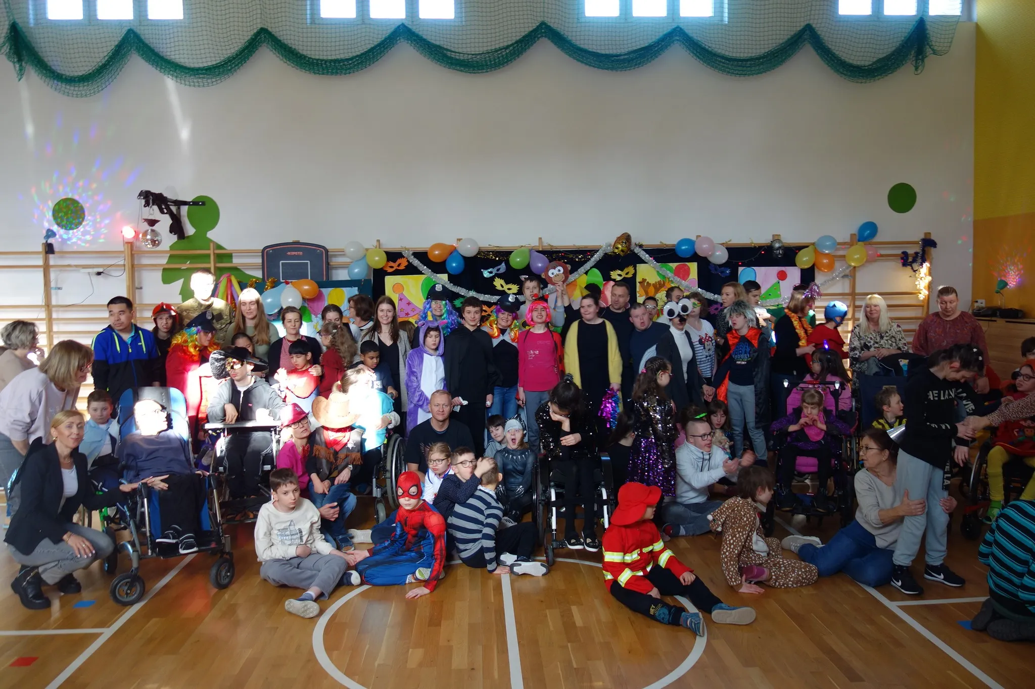 Uczniowie na balu karnawałowym