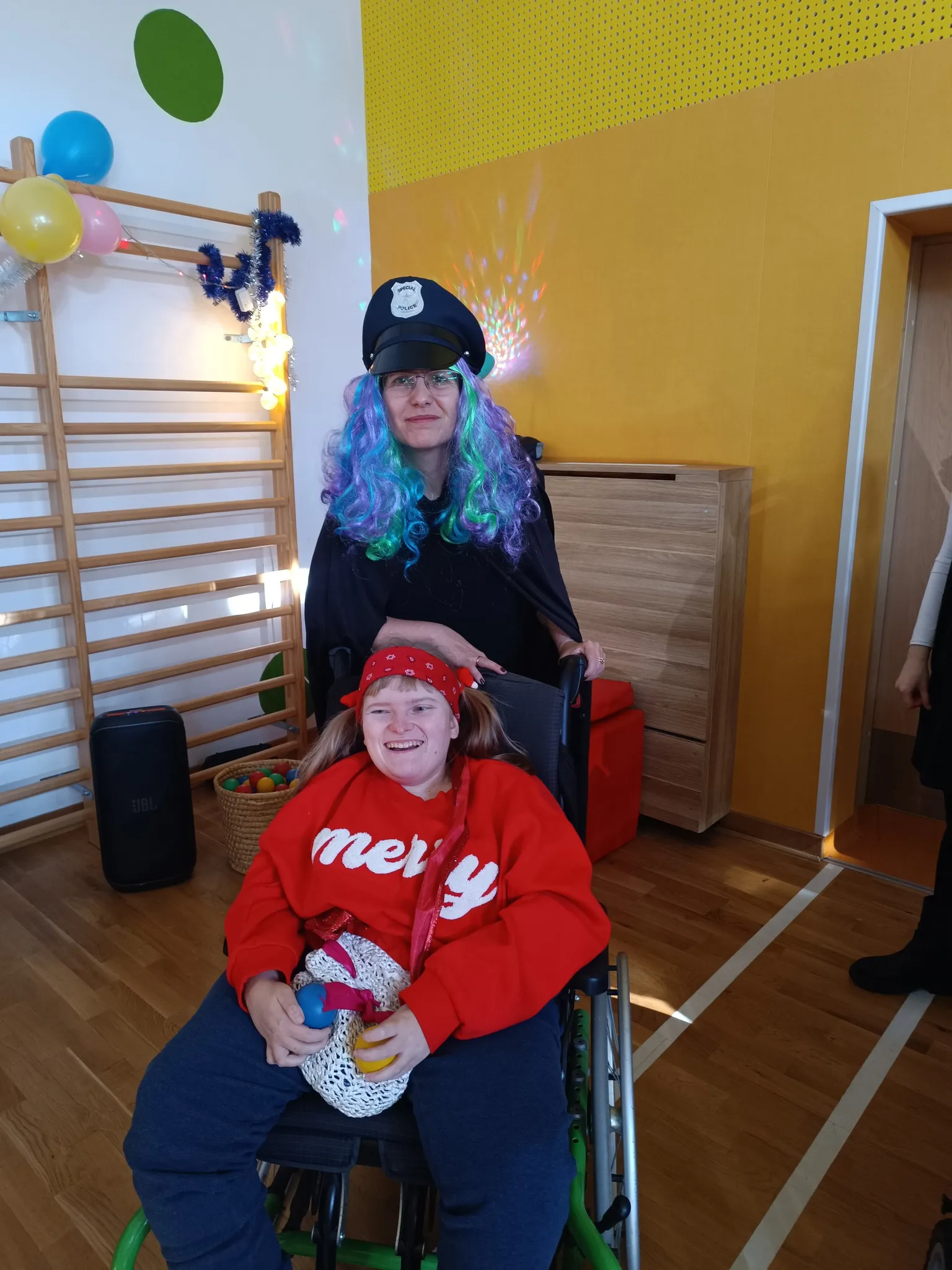 Uczniowie na balu karnawałowym