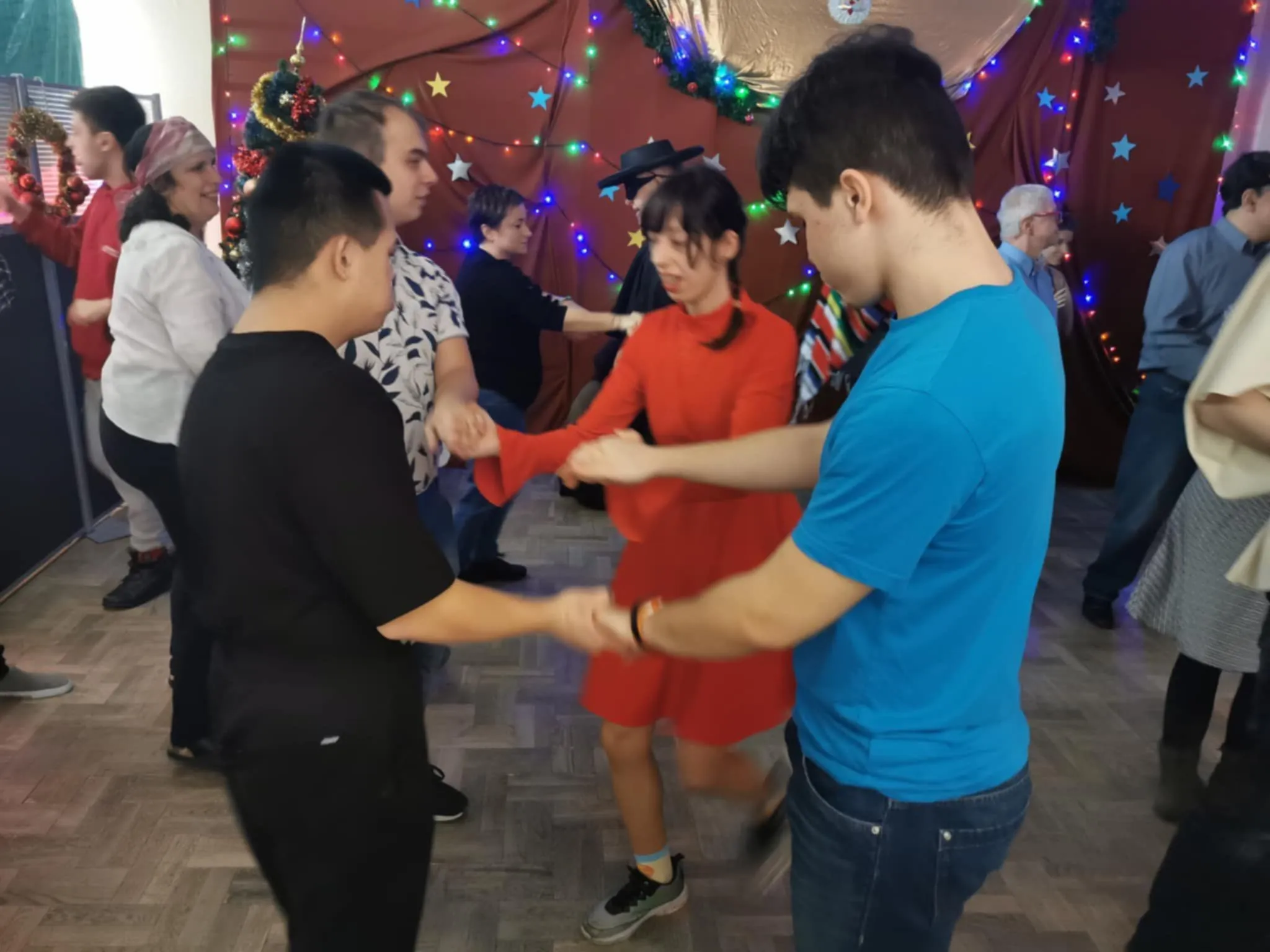 Uczniowie na dyskotece karnawałowej