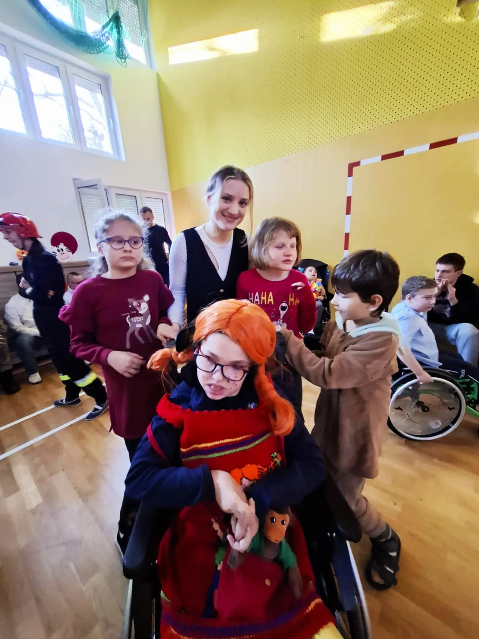 Uczniowie na balu karnawałowym