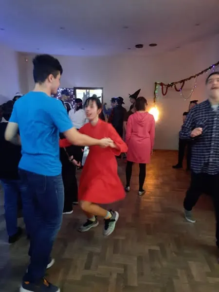 Uczniowie na dyskotece karnawałowej