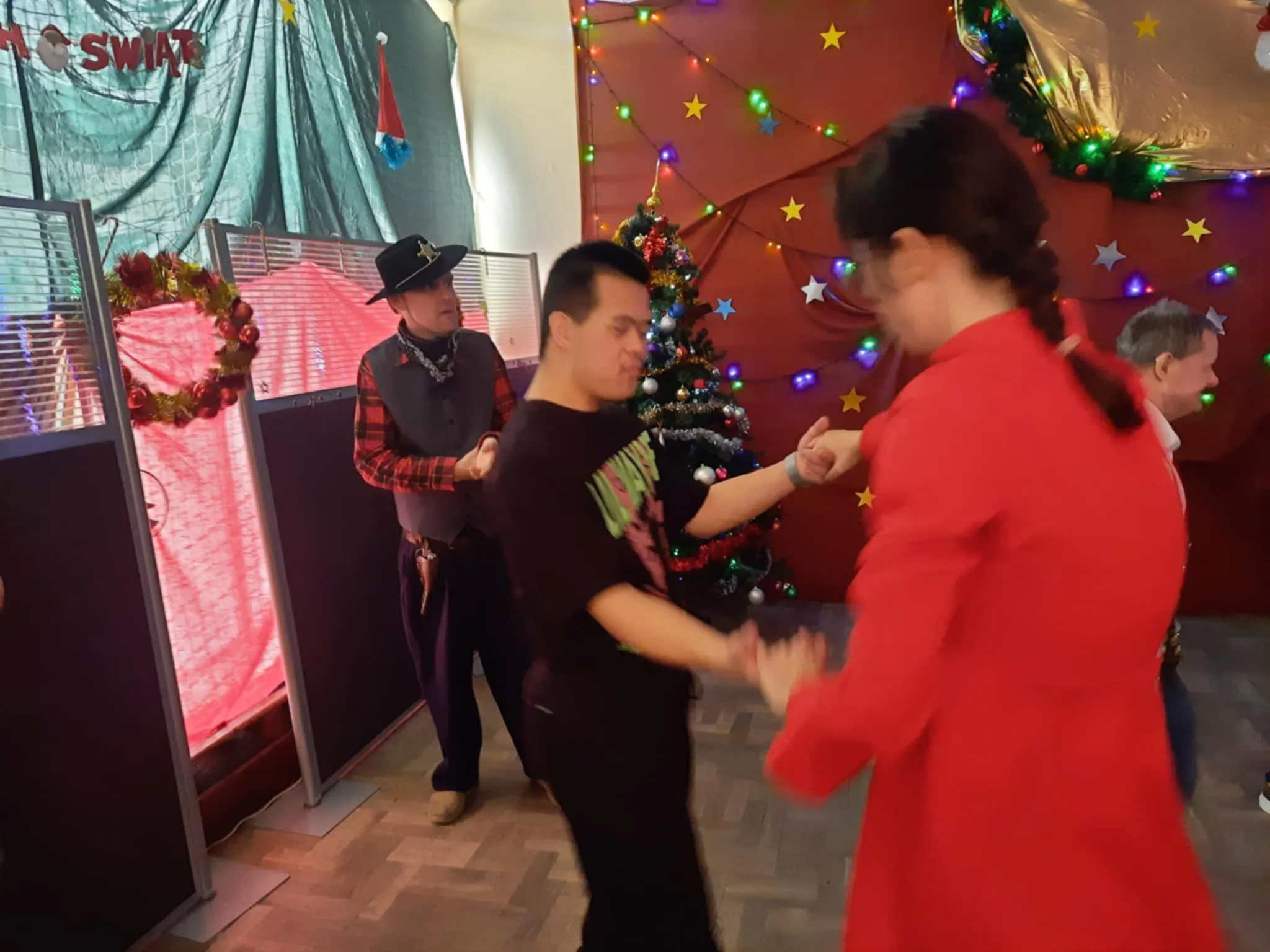 Uczniowie na dyskotece karnawałowej