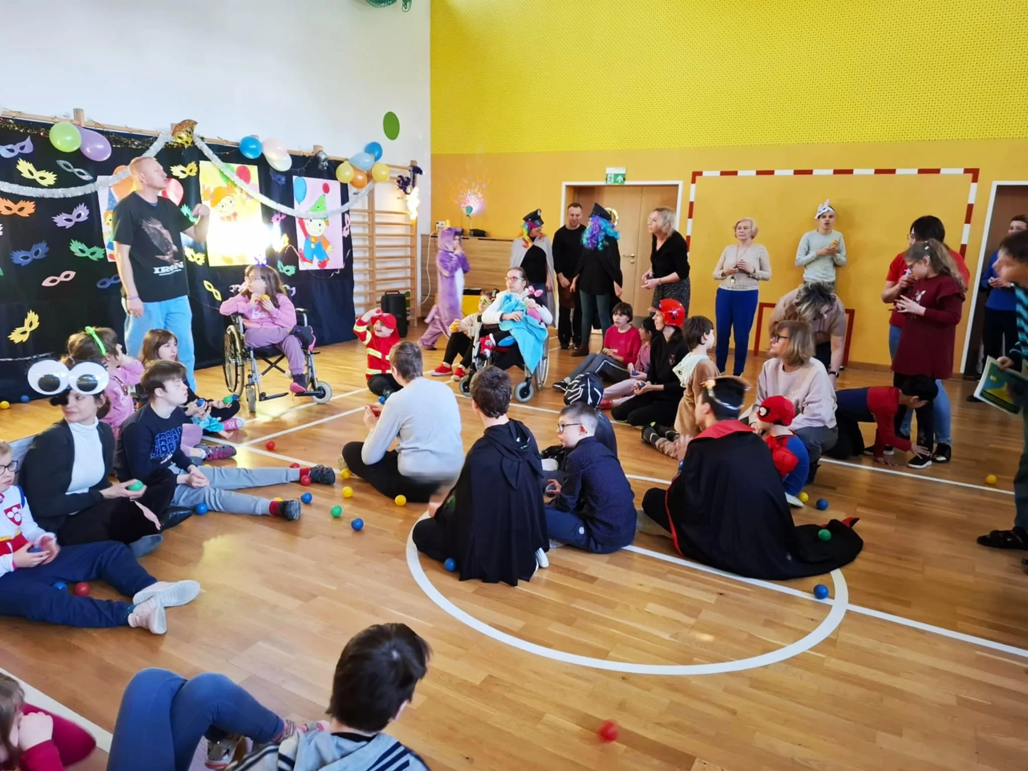 Uczniowie na balu karnawałowym