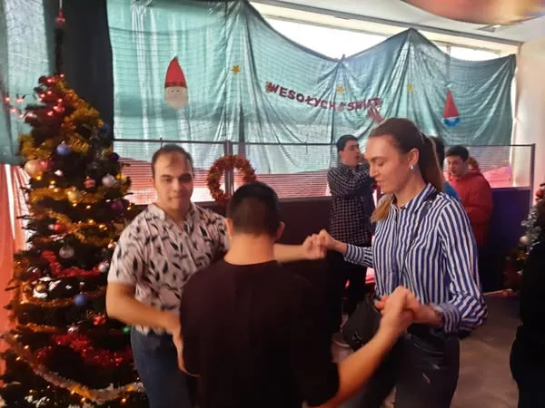 Uczniowie na dyskotece karnawałowej