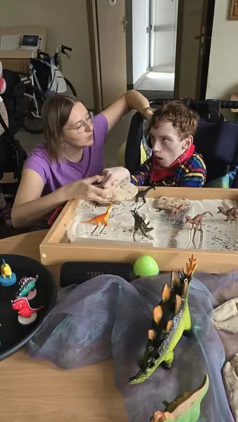 Uczniowie na światowym dniu dinozaura