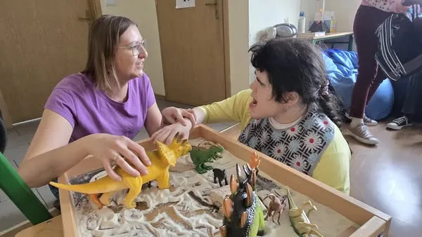 Uczniowie na światowym dniu dinozaura