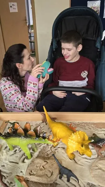 Uczniowie na światowym dniu dinozaura