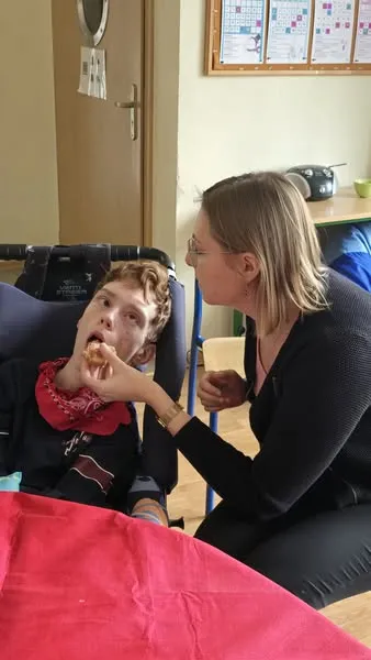 Uczniowie jedzą słodkości z okazji tłustego czwartku