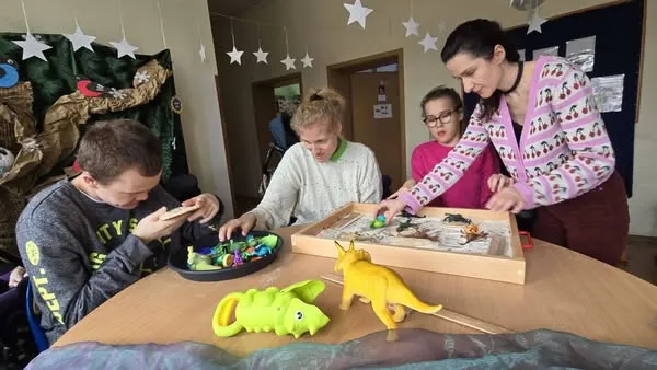 Uczniowie na światowym dniu dinozaura