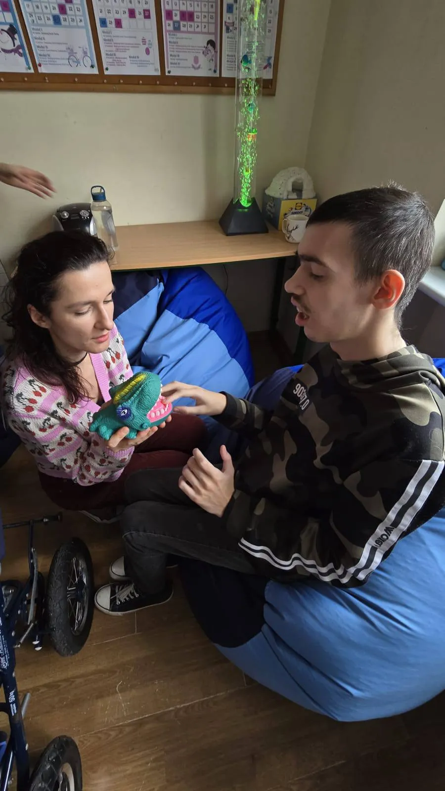 Uczniowie na światowym dniu dinozaura