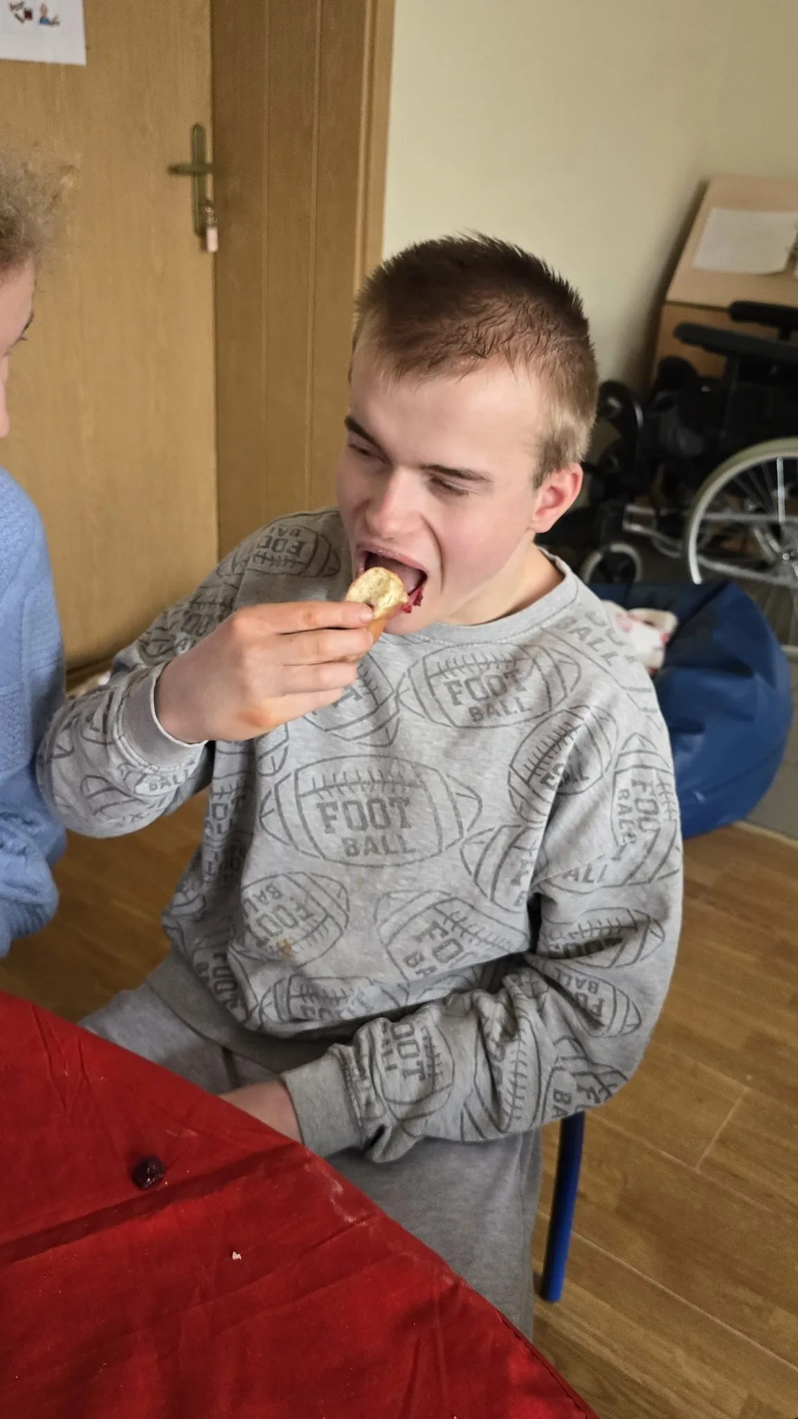 Uczniowie jedzą słodkości z okazji tłustego czwartku