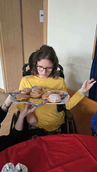 Uczniowie jedzą słodkości z okazji tłustego czwartku