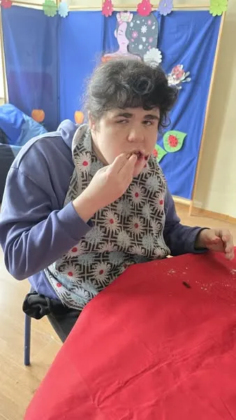 Uczniowie jedzą słodkości z okazji tłustego czwartku