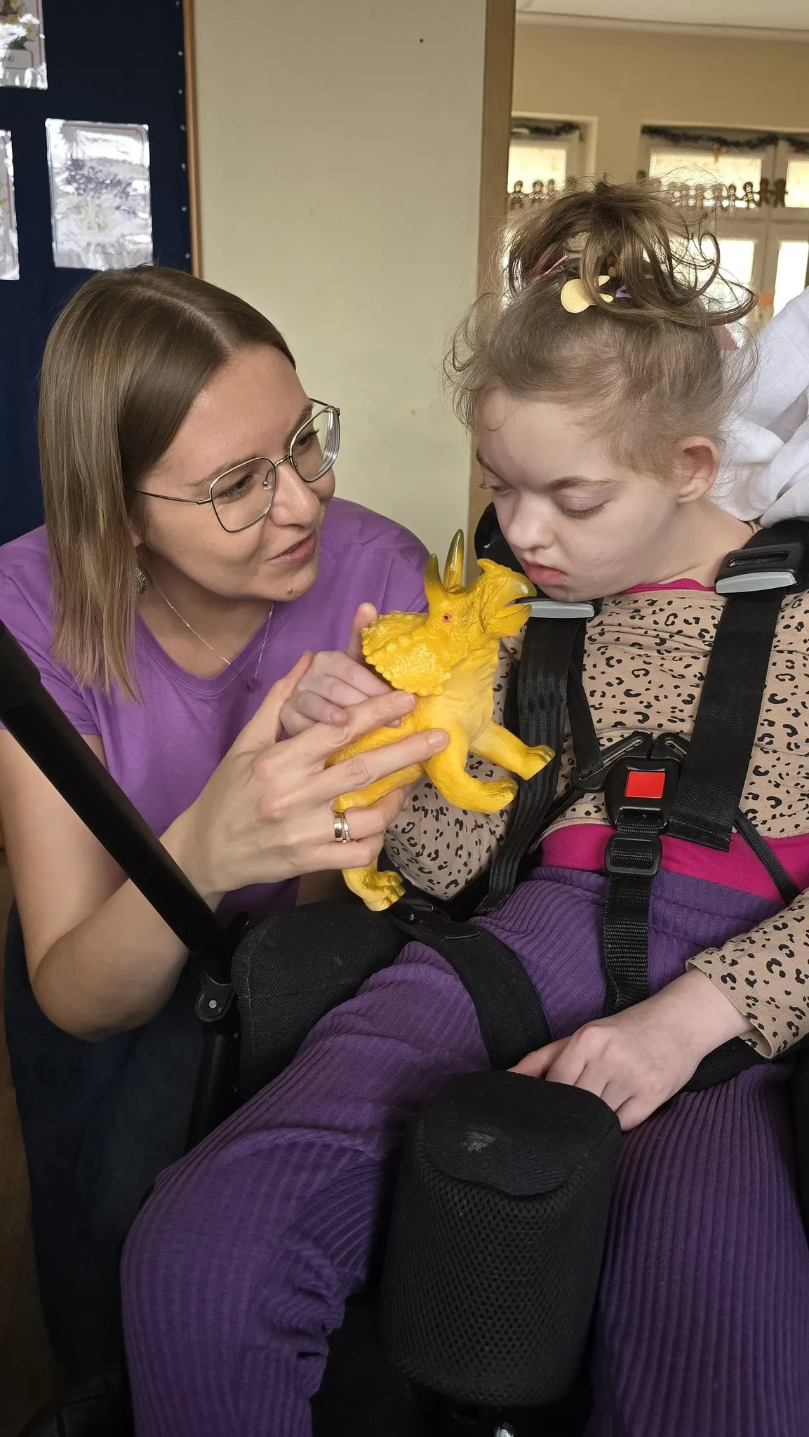 Uczniowie na światowym dniu dinozaura