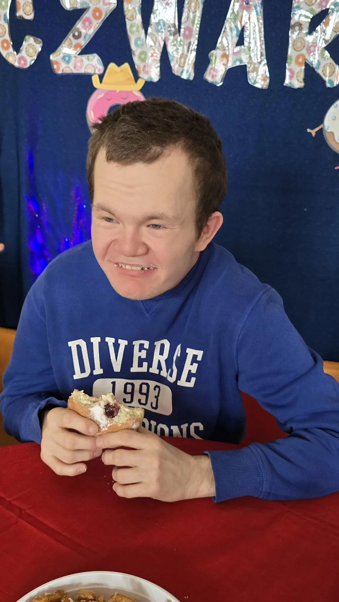 Uczniowie jedzą słodkości z okazji tłustego czwartku