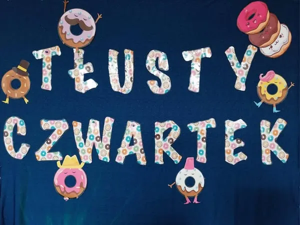 Uczniowie jedzą słodkości z okazji tłustego czwartku